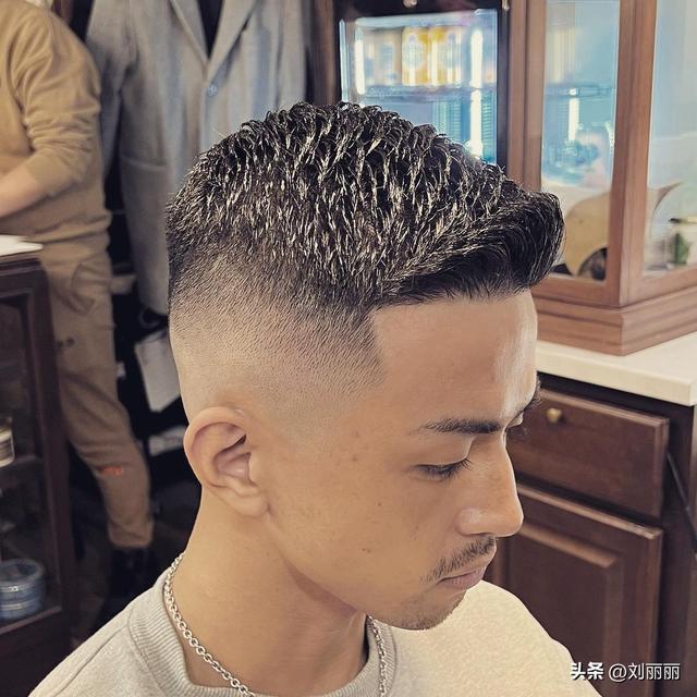 两边剃掉的发型，头发两边剪没的头型（2023新年男发这样剪）
