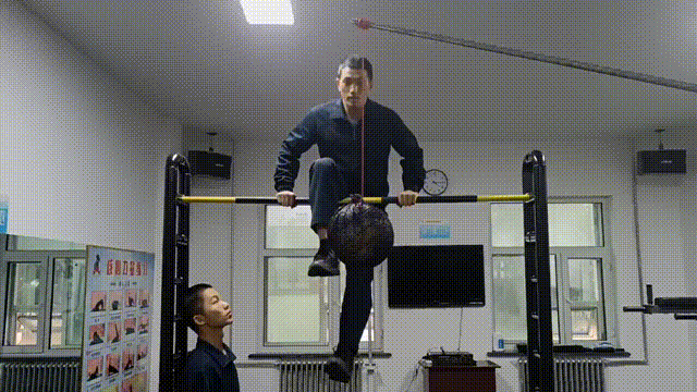 单杠的练习方法图解，单杠初学训练（盼盼班长带你突破单杠三练习）