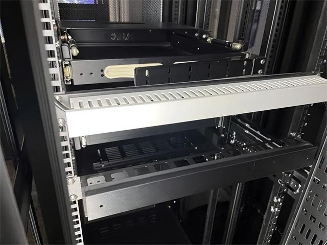 电脑机柜是什么呀，机柜电脑机箱（机柜，不就是装设备的铁皮柜吗）