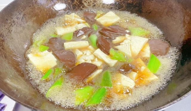 血豆腐怎么炒好吃，辣血豆腐怎么炒好吃又简单（春天多吃豆腐和猪血）