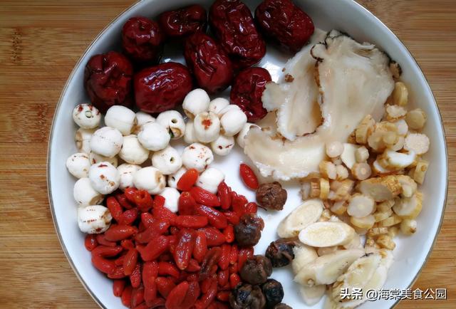 乌鸡的家常做法，最简单的家常清炖乌鸡（给家人煲一碗药膳乌鸡汤）