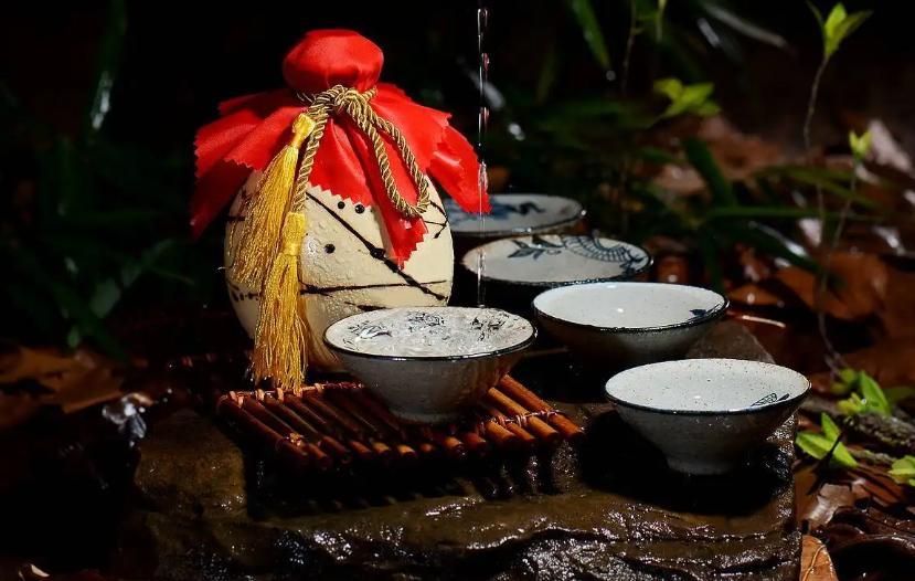 古代文人经常用诗来表达自己的内心情感,在众多诗篇中,酒也是人们表达