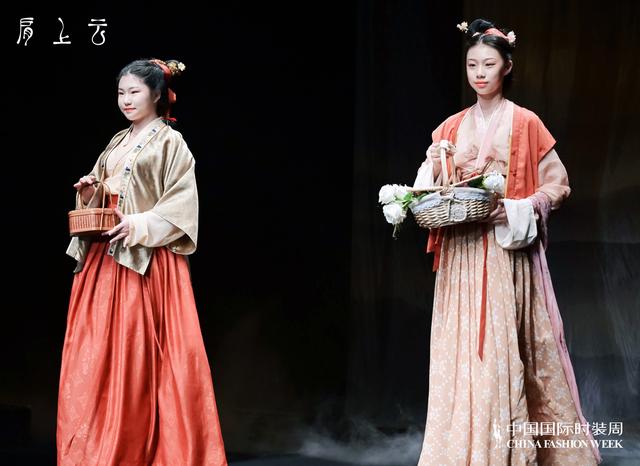 肩上的云歌词，肩上云系列在2023秋冬中国国际时装首秀