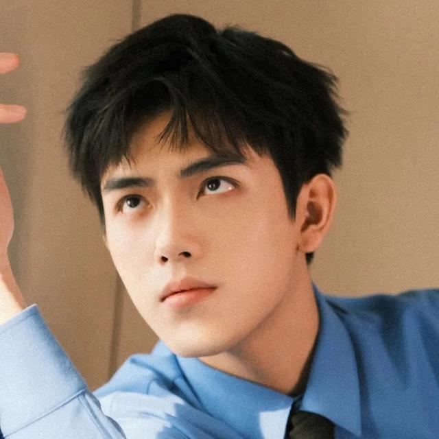 男生帅气背景图，男生帅气背景图片动漫（优雅帅气男生头像）