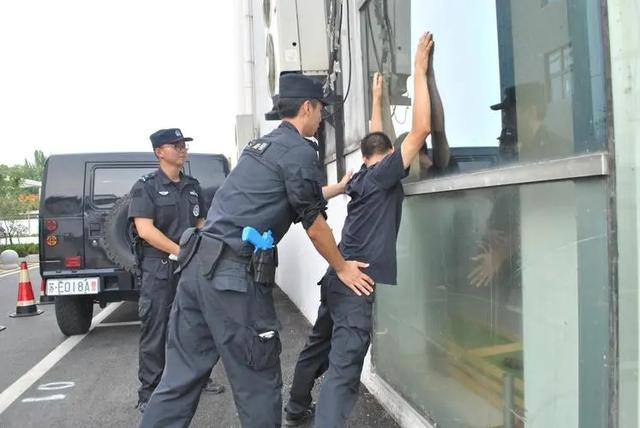 文|科普无止境编辑|科普无止境前言15岁女孩生理期被警察搜身,竟要求