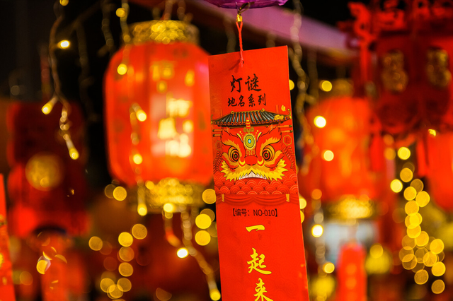 元宵灯谜及谜底有哪些，猜灯谜 谜底是元宵（20个常见灯谜提前学会）