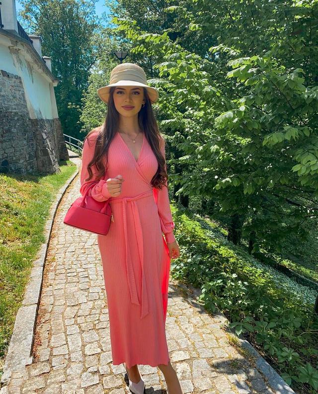 胸大穿什么毛衣显瘦,胸大穿什么毛衣显瘦好看(看这个博主胸大,胯宽)