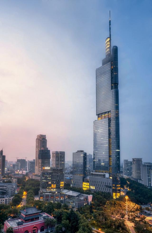 南京国际金融中心，南京cbd进展为什么慢（300米以上超高层建筑超10个——将发展成全球新兴摩天都市）