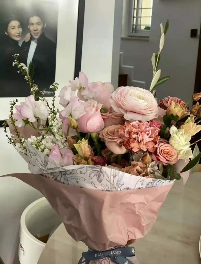 郭晶晶霍启刚婚纱照，郭晶晶婚纱照图片大全（跟郭晶晶穿情侣装逛花海超浪漫）