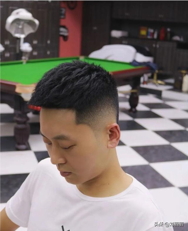 短头发怎么扎，两侧铲短pk男士碎发（短头发怎么扎起来）