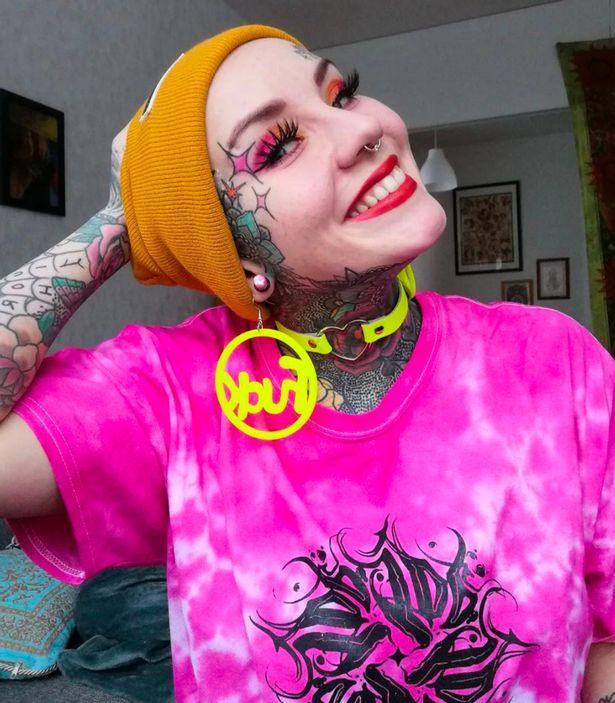 芬兰30岁姑娘为纹身剃成光头,自信展示五彩斑斓后脑勺,创意十足