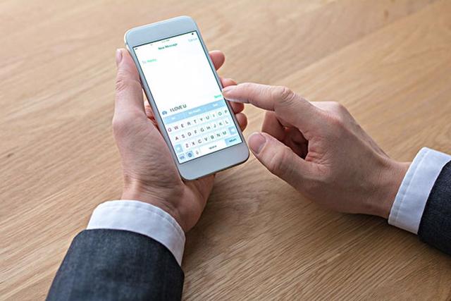 睡前玩手机的十大危害，睡前玩手机有哪些危害（因为有辐射会长肿瘤）