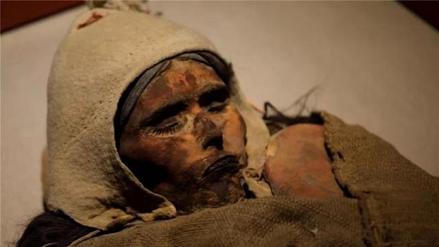 清代古墓发现奇怪女尸，历经百年五官却清晰可见