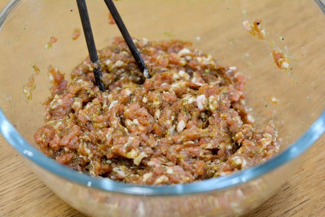 马蹄肉饼怎么做好吃，马蹄肉饼汤怎么做好吃（用猪肉和荸荠做肉饼）