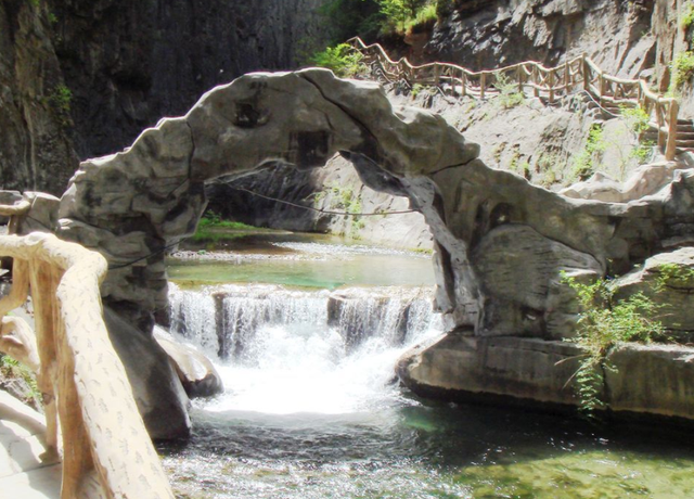 山西秘境八泉峡，抬头悬崖绝壁胆战心惊，低头湖水泛舟逍遥美景