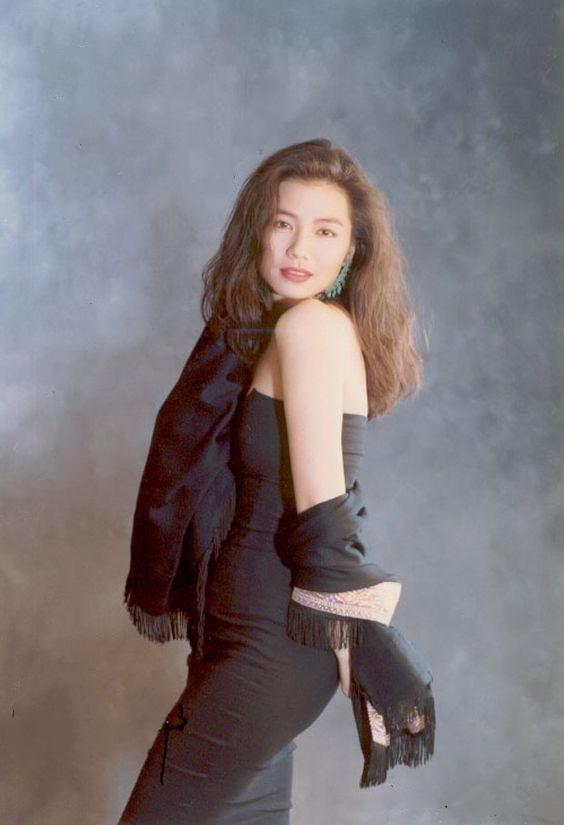 方脸嘴微凸的钟楚红,凭啥成为顶流美人