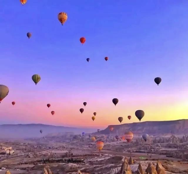 你在左边我紧靠右是什么歌，你在左边我紧靠右是什么歌词（听过杰伦的《我落泪情绪零碎》吗）