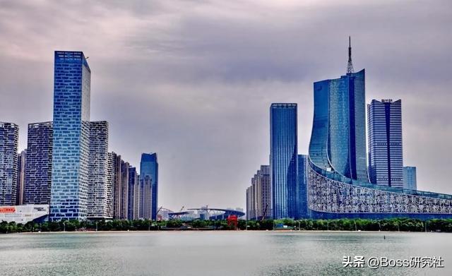 印度德里与上海对比，印度的三座“世界一线城市”放在我国