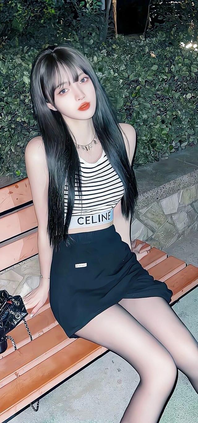 女生和女生之间暧昧的表现，女生想和你暧昧的表现（和女生怎么样聊天才能算是暧昧呢）