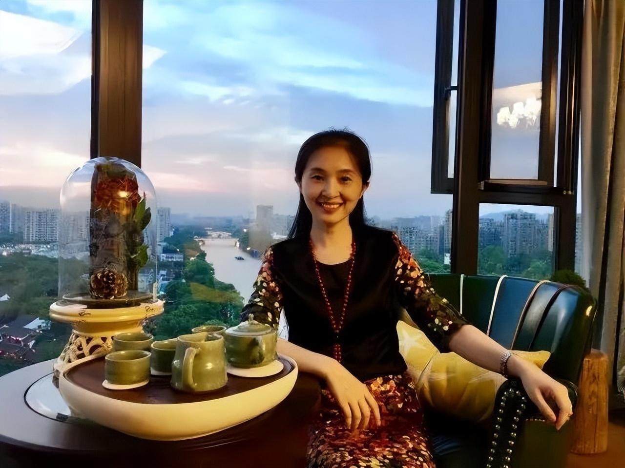 美女校长胡红梅堕落记:凭才貌走上巅峰,文字小偷成"文字小偷"跌下神坛