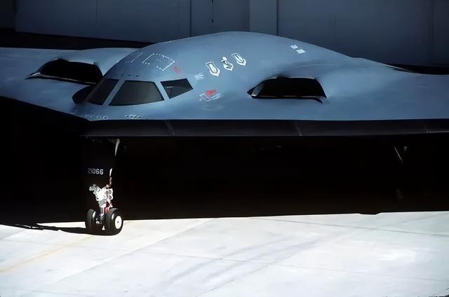 美军研发新轰炸机，我国新型战略轰炸机（美军B-21隐轰正式发布）