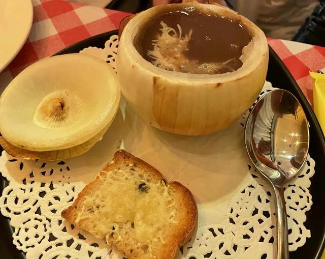 北京小吃一条街，北京有名的便宜小吃街推荐（在北京竟然能一条街吃遍全世界）