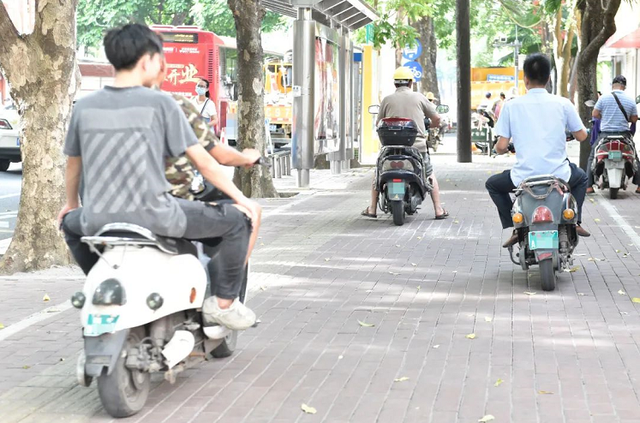 电动车如何充电，如何正确给电动车充电图解（电动车的正确充电方法）