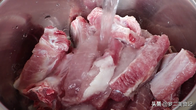 油炸排骨怎样才能外酥里嫩，排骨怎么炸外酥里嫩（排骨这样做确实好吃）