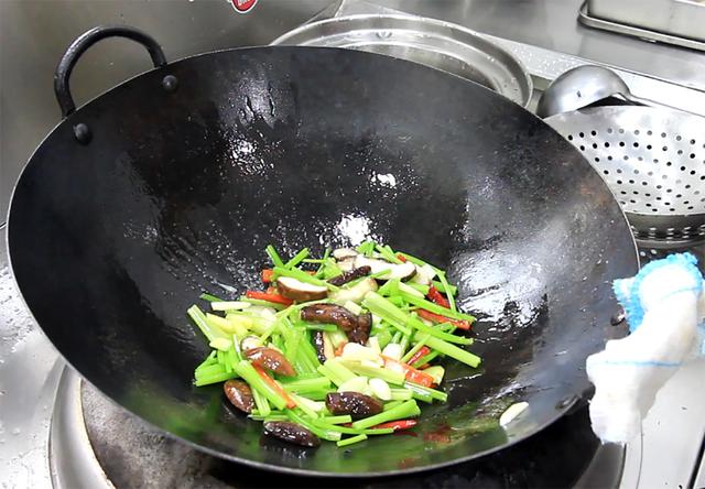 减肥能吃粉丝吗，减肥期间可以吃多少克粉丝（天暖了建议大家：常吃3样）