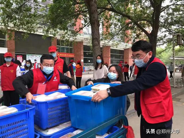郑大故事：静态校园里的那一抹红——记奋战在抗疫一线的志愿者