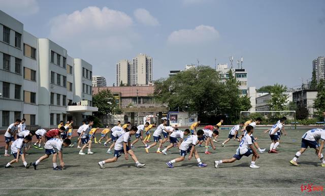 梦见龙在水里游是什么预兆，梦见龙在水里游是什么意思（这支成都的学生足球队为何如此“文武双全”）