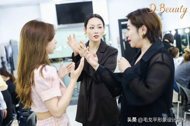 毛戈平化妆品产品介绍，毛戈平化妆品创始人（毛戈平MGP携手抖音美妆打造专业彩妆学院）