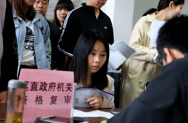 公务员政审三代是指哪三代，父亲进过监狱但我过了政审了（建议取消政审“查三代”）