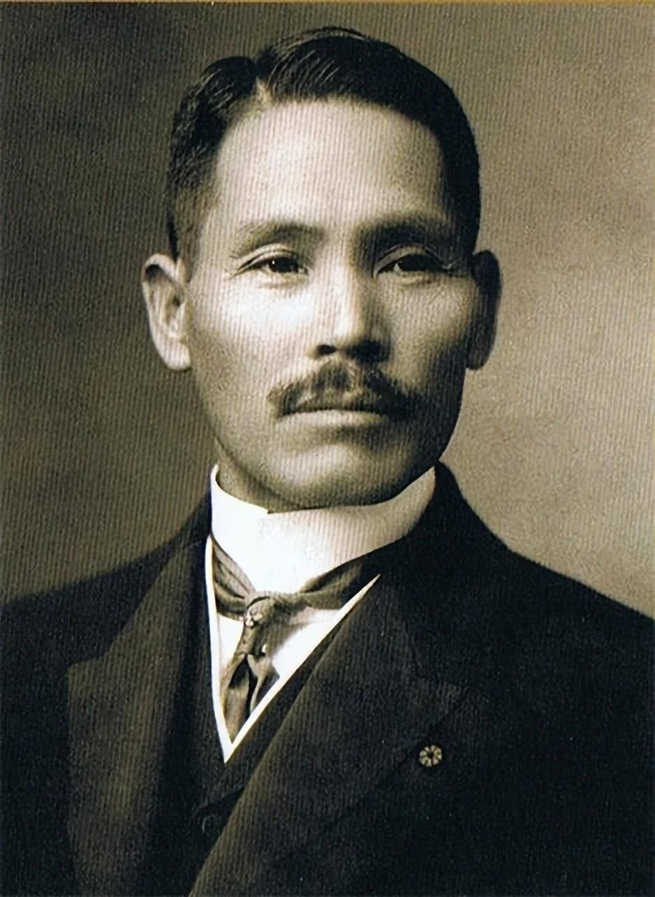 解放报》出版社准备发表自己创作的剧本,在编辑部,她与宫崎龙介相遇了