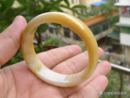 翡翠颜色等级和图片，翡翠的辨别和等级的划分（翡翠中常见的十种颜色）
