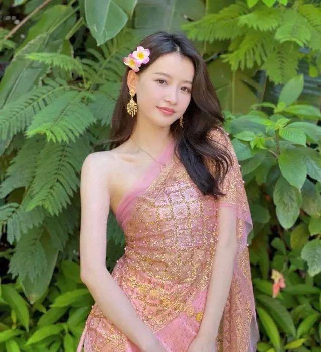 抹胸裙是怎么穿住的，抹胸裙怎么挂住的（孙怡打造“少女”穿搭）