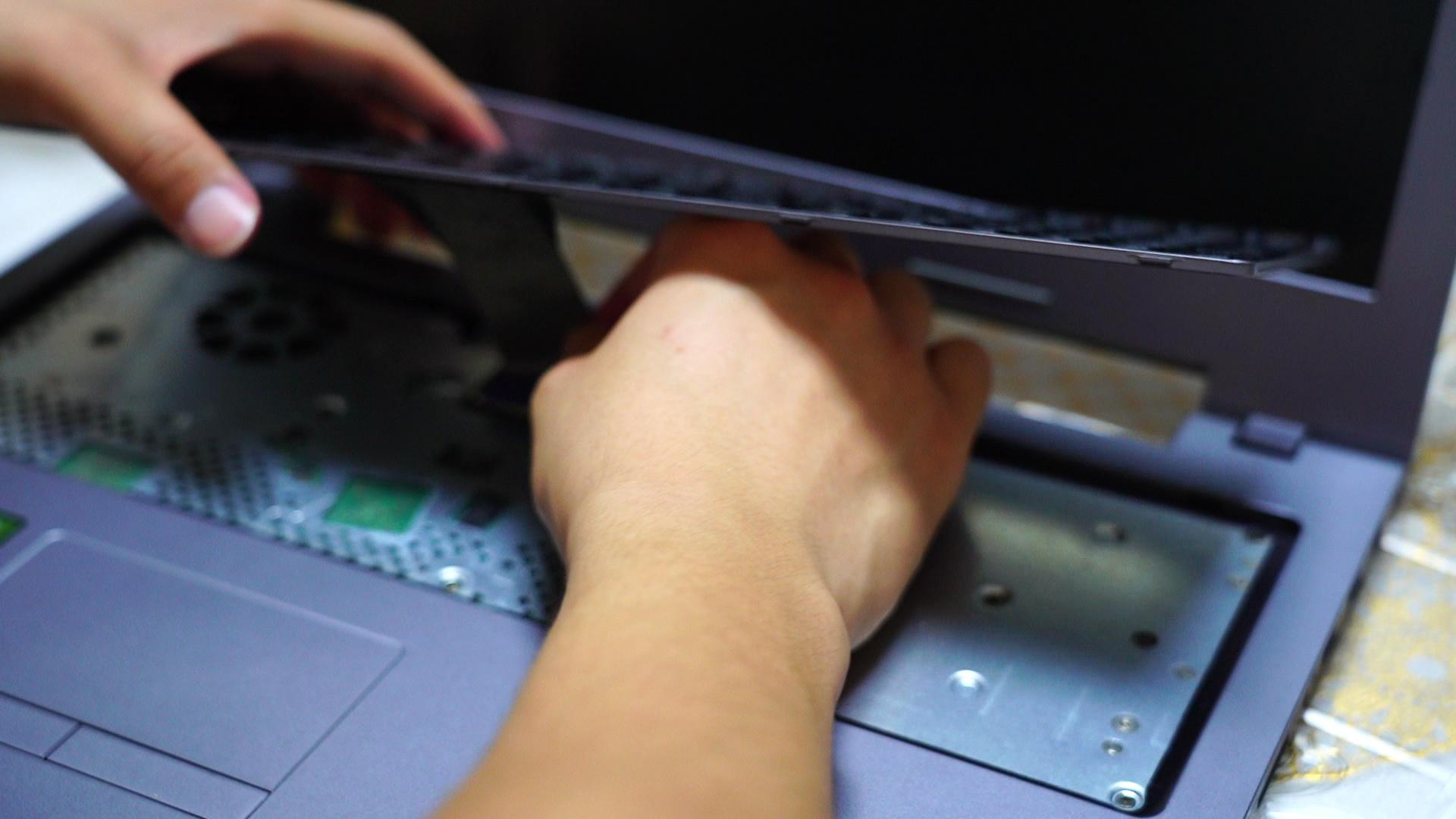 电脑硬盘怎么拆，怎么把台式电脑的硬盘拆下来（笔记本电脑拆卸更换固态硬盘）