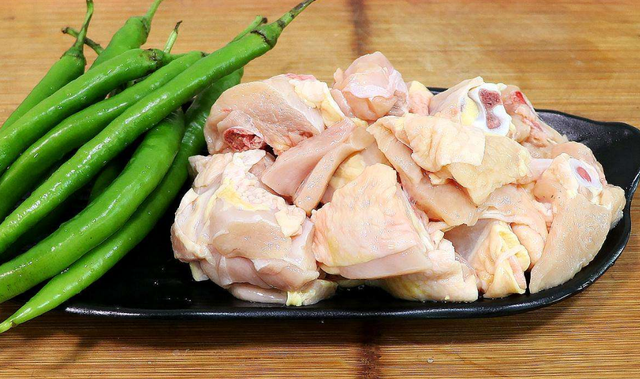 鸡胸肉有激素吗，鸡胸肉是否含有大量激素（鸡肉含有大量激素）