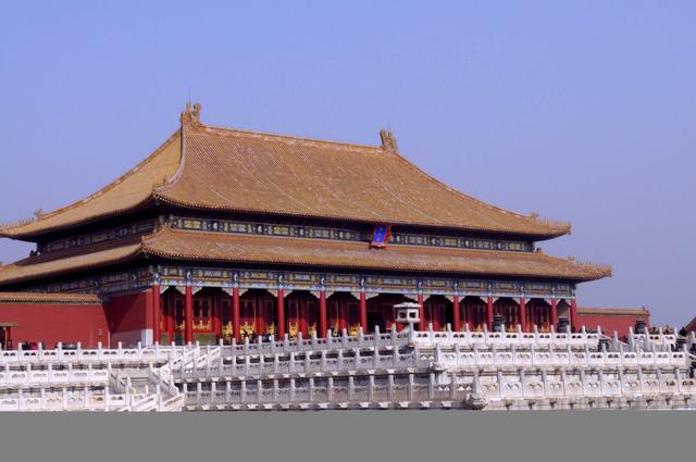 故宫建于哪个朝代，毛主席曾3次参观故宫城墙（故宫是哪个朝代建的）