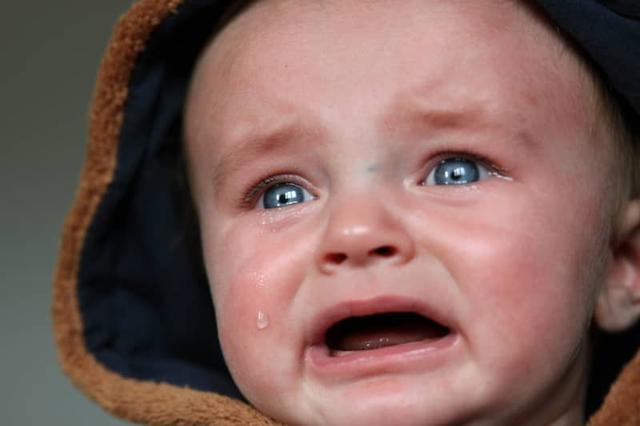 宝宝第二个月为什么老是哭闹，第二个月婴儿哭闹原因（3招解决宝宝哭闹问题。）