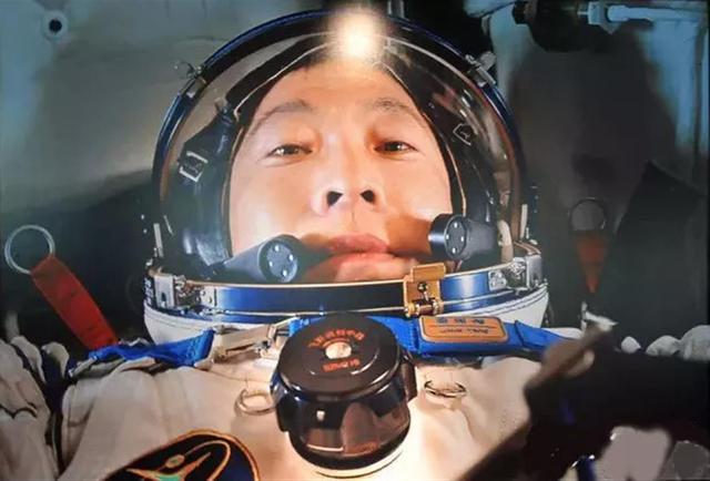 宇宙航天员，宇宙航天员的画（为何仅有2位被称为“航天英雄”）