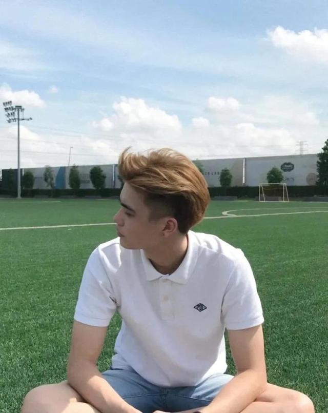 圆脸适合的发型男，脸胖的男生留这25款短发也很帅