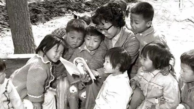 送给退休老师的祝福语，学校送给退休老师的祝福语大全（烛光永照》献给曾在兵团任教的老师们）