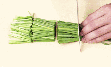 孕妇可以吃韭菜吗，孕妇可以吃韭菜饺子吗（身体会发生什么变化）