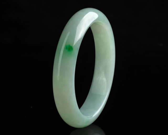 翡翠种水等级划分价格，翡翠等级划分及价格（1万和1000万的翡翠手镯）