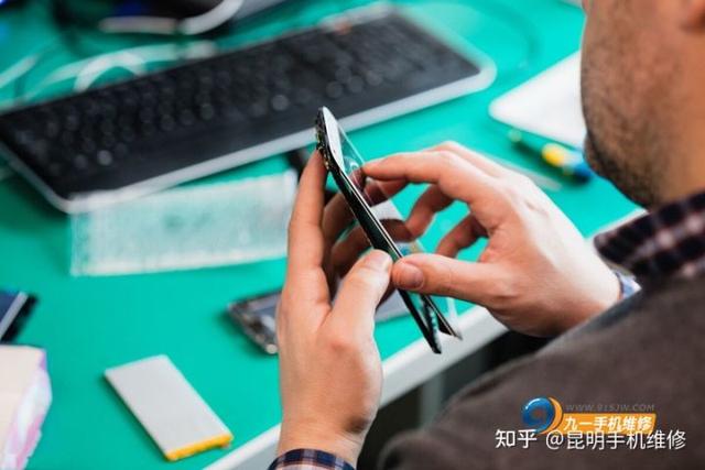 手机进水黑屏了怎么恢复正常，手机进水黑屏怎么办（华为手机进水开不了机了怎么办）