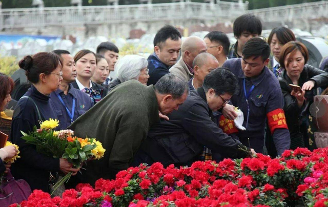 守孝三年的规矩，守孝三年的规矩不能结婚（农村古语：“上坟三不带）