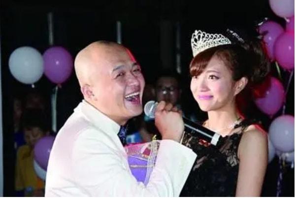 自残倒追包贝尔，靠跳楼防分手，包文婧如愿以偿了吗？