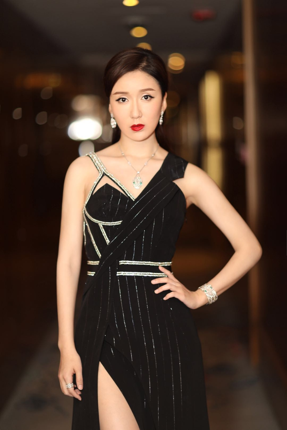 性感淑女(娄艺潇也开始走性感风) - 赤虎壹号