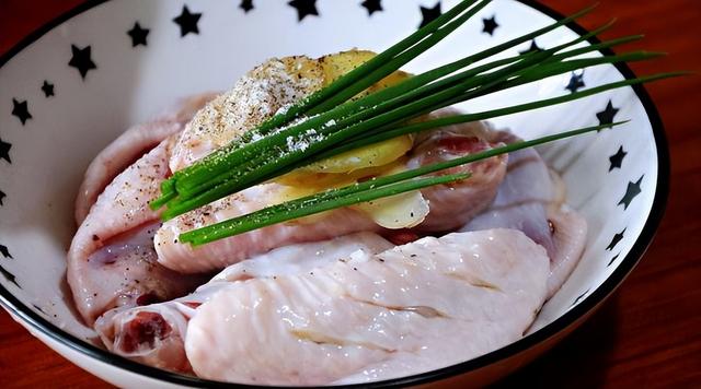 鸡翅的做法大全，鸡翅的做法大全家常红烧鸡翅（夏天出汗多胃口差）